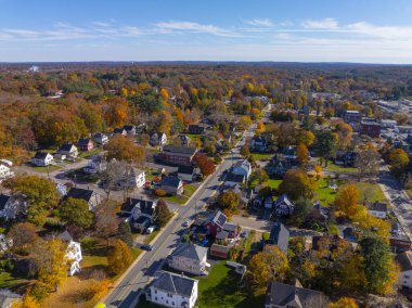Hopedale Caddesi 'ndeki tarihi yerleşim yerleri manzarası Hopedale, Massachusetts MA, ABD' nin tarihi şehir merkezinde sonbaharda.  