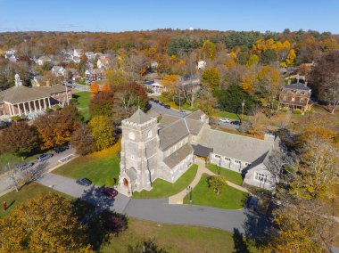 Hopedale Üniteryen Kilisesi 65 Hopedale Caddesi 'ndeki hava manzaralı Hopedale, Massachusetts MA' nın tarihi şehir merkezinde sonbaharda..  