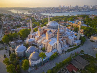 Ayasofya hava manzarası gün batımında İstanbul 'un tarihi kenti Sultanahmet' in arka planında Altın Boynuz ile birlikte. İstanbul Tarihi Alanları, 1985 yılından bu yana UNESCO 'nun Dünya Mirasları Alanıdır.. 