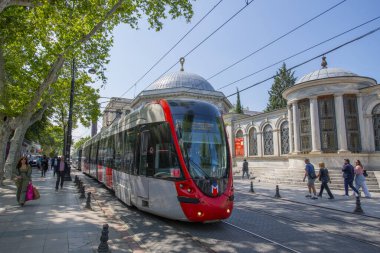 İstanbul tramvay hattı Alstom Citadis X04, İstanbul Sultanahmet İstasyonu yakınlarındaki Fatih Yolu Caddesi üzerinde.. 