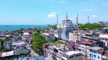 Sultanahmet 'in tarihi İstanbul ilinin Sultanahmet ilçesinde Sultan Ahmet' e Mavi Cami ve Ayasofya hava manzarası. İstanbul Tarihi Alanları UNESCO 'nun Dünya Mirasları Bölgesi. 