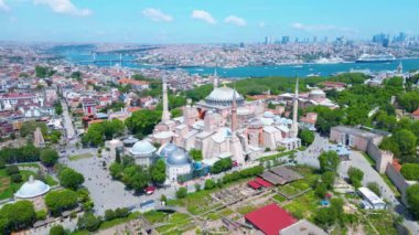 Türkiye 'nin tarihi İstanbul kenti Sultanahmet' te Ayasofya hava manzarası. İstanbul Tarihi Alanları, 1985 yılından bu yana UNESCO 'nun Dünya Mirasları Alanıdır.. 