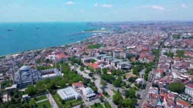 Sultanahmet 'teki Mavi Cami Camii, Haliç ve İstanbul, Beyoğlu' ndaki tarihi İstanbul hava manzarası. İstanbul Tarihi Alanları UNESCO 'nun Dünya Mirasları Bölgesi.