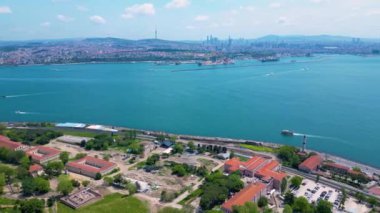 Topkapı Sarayı, Boğaz Boğazı, Asya 'daki Uskudar ve İstanbul, Türkiye' deki Marmara Denizi 'nden oluşan tarihi İstanbul hava manzarası. İstanbul Tarihi Alanları UNESCO 'nun Dünya Mirasları Bölgesi. 