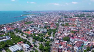 Sultanahmet 'teki Mavi Cami, Altın Boynuz, Beyoğlu, Topkapı Sarayı, Boğaz, İstanbul, Türkiye' deki tarihi İstanbul hava manzarası. İstanbul Tarihi Alanları UNESCO 'nun Dünya Mirasları Bölgesi