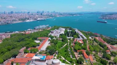 Topkapı Sarayı, Boğaz Boğazı, Asya 'daki Uskudar ve İstanbul, Türkiye' deki Marmara Denizi 'nden oluşan tarihi İstanbul hava manzarası. İstanbul Tarihi Alanları UNESCO 'nun Dünya Mirasları Bölgesi. 