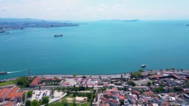 Sultanahmet 'teki Mavi Cami Camii ve İstanbul, Türkiye' deki Marmara Denizi de dahil olmak üzere tarihi İstanbul hava manzarası. İstanbul Tarihi Alanları UNESCO 'nun Dünya Mirasları Bölgesi.