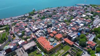 Türkiye 'nin tarihi İstanbul kentinin arka planında Marmara Denizi ile Sultanahmet tarihi hava manzarası yer alıyor. İstanbul Tarihi Alanları, 1985 yılından bu yana UNESCO 'nun Dünya Mirasları Alanıdır.. 
