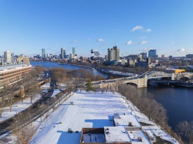 Boston Üniversitesi Köprüsü Charles Nehri üzerinde solda Cambridge ve kışın Boston Back Bay, Boston, Massachusetts MA, ABD. 