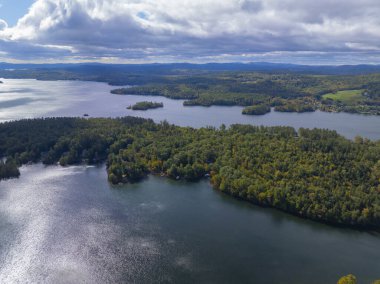 Moutonborough, New Hampshire NH, ABD 'den sonbaharda bulutların arasından geçen Winnipesaukee Gölü' nün hava manzarası.. 