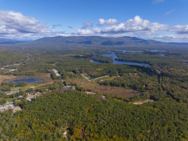 Moultonborough, New Hampshire NH, ABD 'den Ossipee Dağları' nın hava manzarası sonbaharda görülecek.. 