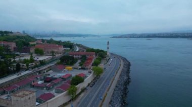 Sultanahmet 'teki Ahirkapi Deniz Feneri hava manzarası ile İstanbul, Türkiye' nin tarihi kentinde, İstanbul Boğazı arka planda. Tarihsel İstanbul Dünya Mirası Bölgesi.