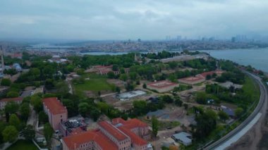 Türkiye 'nin tarihi İstanbul kentinin arka planında Altın Boynuz ve Beyoğlu ilçesiyle Topkapı Sarayı üzerinde uçuyor. Tarihsel İstanbul Dünya Mirası Bölgesi.
