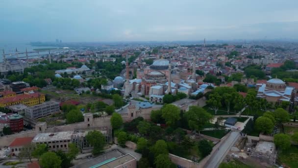 トルコのイスタンブールの歴史的な都市スルタンハメットの曇りの空想的なハガイ ソフィアの眺め イスタンブールの歴史地区は 1985年以来ユネスコの世界遺産に登録されています — ストック動画