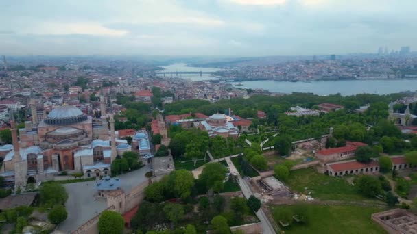 Hagia Sophia Vista Aérea Dia Nublado Com Chifre Dourado Fundo — Vídeo de Stock