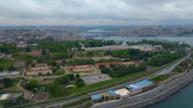 Türkiye 'nin tarihi İstanbul kentinin arka planında Altın Boynuz ve Beyoğlu ilçesiyle Topkapı Sarayı üzerinde uçuyor. Tarihsel İstanbul Dünya Mirası Bölgesi.