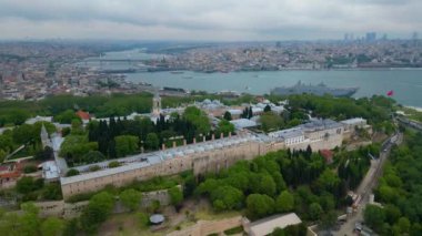 Türkiye 'nin tarihi İstanbul kentinin arka planında Altın Boynuz ve Beyoğlu ilçesiyle Topkapı Sarayı üzerinde uçuyor. Tarihsel İstanbul Dünya Mirası Bölgesi.
