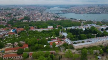Türkiye 'nin tarihi İstanbul kentinin arka planında Altın Boynuz ve Beyoğlu ilçeli Topkapı Sarayı' nın havadan görünüşü. Tarihsel İstanbul Dünya Mirası Bölgesi.