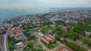 Türkiye 'nin tarihi İstanbul ilinin Sultanahmet ilçesindeki Boğaz Boğazı' ndan Mavi Cami, Ayasofya ve Topkapı Sarayı hava manzarası. İstanbul Tarihi UNESCO 'nun Dünya Mirası Bölgesi. 
