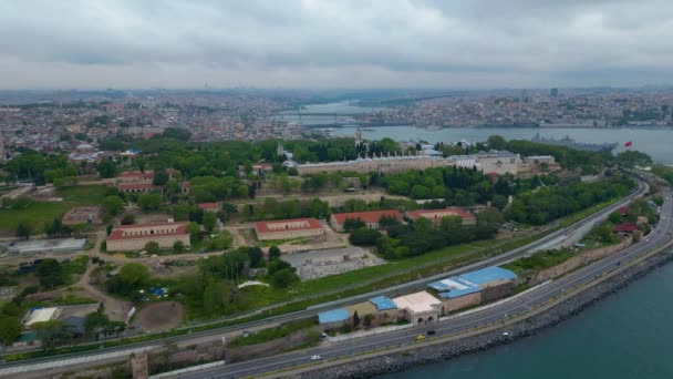 トルコ イスタンブールの歴史的な都市の背景にあるゴールデンホーンとビヨグルーの地区とトップカピ宮殿の上を飛行します イスタンブールは世界遺産 — ストック動画