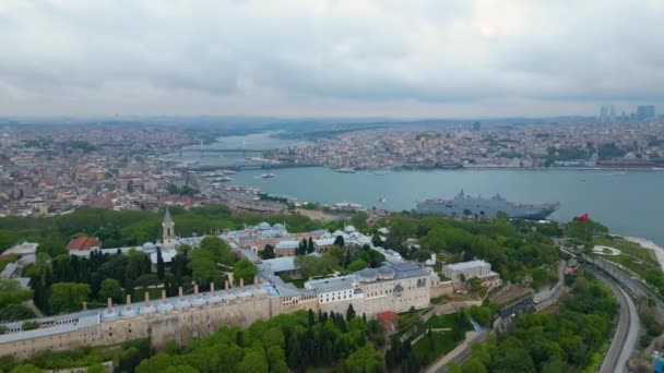 トルコ イスタンブールの歴史的な都市の背景にあるゴールデンホーンとビヨグルーの地区とのトプカピ宮殿の空中ビュー イスタンブールは世界遺産 — ストック動画