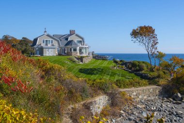 Cliff Walk 'daki tarihi malikane York Harbor Beach' te sonbaharda York, Maine ME, ABD 'de bulunan bir kasaba.. 