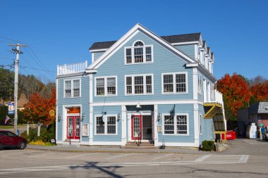 York 'un tarihi köy merkezinde, York Caddesi' ndeki tarihi ticari binalar, Maine ME, ABD. 