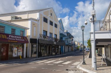 Nassau, New Providence Adası, Bahamalar 'daki tarihi şehir merkezindeki Bay Caddesi' ndeki tarihi ticari bina..  