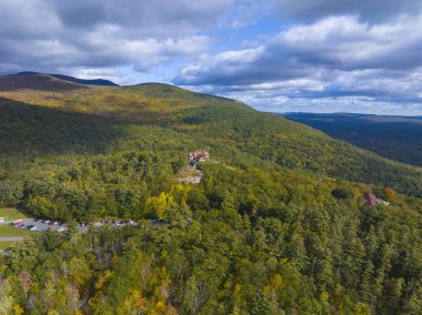 Bulutlardaki Kale namı diğer Lucknow Malikânesi sonbaharda Lee Dağı 'nın zirvesinde Winnipesaukee Gölü ve Ossipee Dağları' nın arka planında ABD 'nin New Hampshire NH eyaletinin Moultonborough kasabasında yer alıyor.