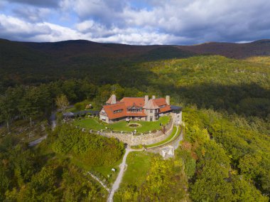 Bulutlardaki Kale namı diğer Lucknow Malikânesi sonbaharda Lee Dağı 'nın zirvesinde Winnipesaukee Gölü ve Ossipee Dağları' nın arka planında ABD 'nin New Hampshire NH eyaletinin Moultonborough kasabasında yer alıyor.