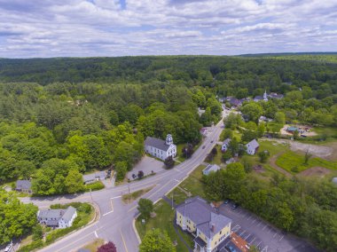 Brookline tarihi şehir merkezi hava manzarası, ABD 'nin New Hampshire NH eyaletinin Brookline kasabasındaki Main Street' teki belediye binası ve Community Church de dahil olmak üzere.. 