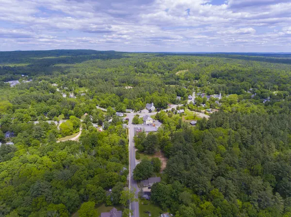 Brookline tarihi şehir merkezi hava manzarası, ABD 'nin New Hampshire NH eyaletinin Brookline kasabasındaki Main Street' teki belediye binası ve Community Church de dahil olmak üzere.. 