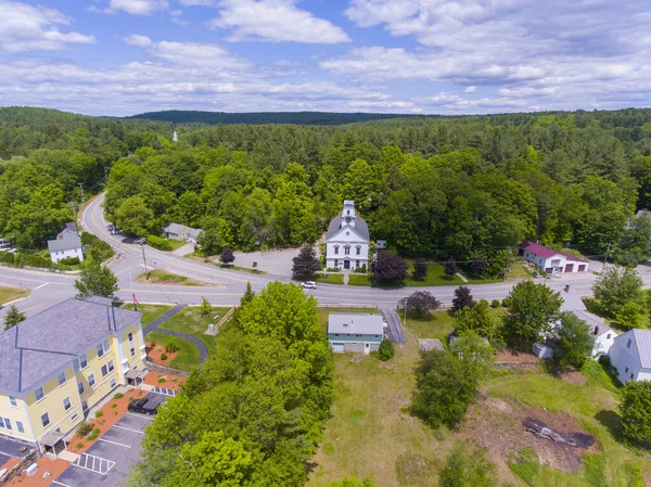 Brookline tarihi şehir merkezi hava manzarası, ABD 'nin New Hampshire NH eyaletinin Brookline kasabasındaki Main Street' teki belediye binası ve Community Church de dahil olmak üzere.. 