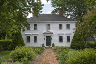 Tarihi şehir merkezi Hollis, New Hamshire NH, ABD 'deki Monument Meydanı' nda tarihi sömürge tarzı bina.. 