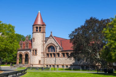Cambridge Halk Kütüphanesi 'nin eski binası 1888 yılında Cambridge, Massachusetts MA, ABD' deki 449 Broadway 'de Richardsonian Romanesque tarzıyla inşa edilmiştir.. 
