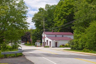 Brookline, New Hampshire NH, ABD 'nin tarihi şehir merkezindeki ana caddedeki tarihi ticari binalar. 