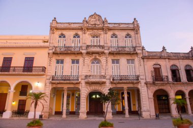 Eski Şehir Meydanı 'ndaki (Plaza Vieja) tarihi binalar sabah Eski Havana' da (La Habana Vieja). Eski Havana bir Dünya Mirası Alanı. 