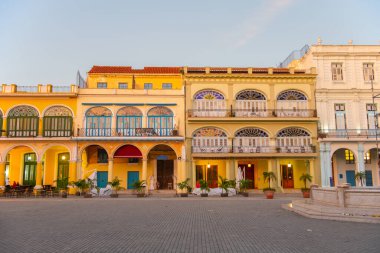 Eski Şehir Meydanı 'ndaki (Plaza Vieja) tarihi binalar sabah Eski Havana' da (La Habana Vieja). Eski Havana bir Dünya Mirası Alanı. 