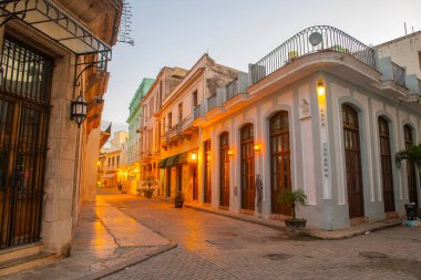 Eski Şehir Meydanı 'ndaki Calle Muralla Caddesi' ndeki Taberna Cafe Taberna (La Habana Vieja), Küba 'da sabah. Eski Havana UNESCO 'nun Dünya Mirası Bölgesi. 