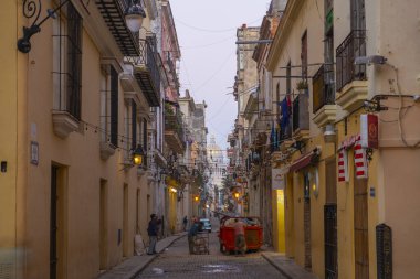 Küba Capitol binası (Capitolio) ile Teniente Rey Caddesi 'ndeki tarihi binalar Eski Havana' da (La Habana Vieja) bulunmaktadır. Eski Havana UNESCO 'nun Dünya Mirası Bölgesi. 