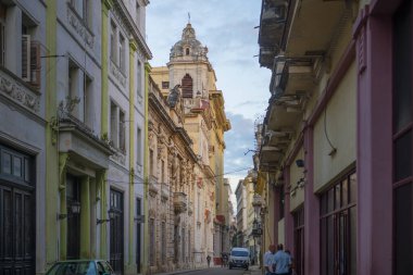 Eski Havana 'da (La Habana Vieja) Iglesia de San Francisco el Nuevo Kilisesi ile birlikte Calle Küba Caddesi' ndeki tarihi binalar. Eski Havana bir Dünya Mirası Alanı. 