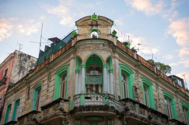 Küba 'daki Teniente Rey Caddesi' ndeki Calle Cuba Caddesi 'ndeki Casa Chez Nous' a ev sahipliği yapıyor. Eski Havana UNESCO 'nun Dünya Mirası Bölgesi. 