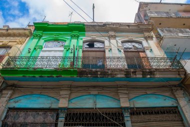 Küba 'nın başkenti Havana' daki Aguacate Caddesi 'ndeki 372 Calle Muralla Caddesi' ndeki tarihi binalar. Eski Havana bir Dünya Mirası Alanı. 