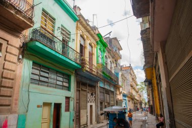 Küba 'nın başkenti Havana' daki Aguacate Caddesi 'ndeki 372 Calle Muralla Caddesi' ndeki tarihi binalar. Eski Havana bir Dünya Mirası Alanı. 