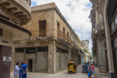 Küba 'nın başkenti Havana' daki Compostela Caddesi 'ndeki Calle Muralla Caddesi' ndeki tarihi binalar. Eski Havana bir Dünya Mirası Alanı. 