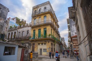 Küba 'daki Teniente Rey' deki Calle Aguacate Caddesi 'ndeki tarihi binalar (La Habana Vieja). Eski Havana bir Dünya Mirası Alanı. 