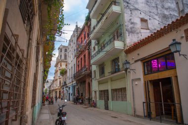 Küba 'daki Teniente Rey' deki Calle Aguacate Caddesi 'ndeki tarihi binalar (La Habana Vieja). Eski Havana bir Dünya Mirası Alanı. 