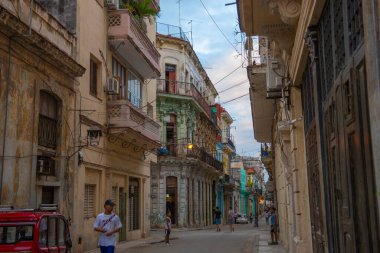 Calle Aguacate Caddesi 'ndeki tarihi binalar Eski Havana' daki Calle Lamparilla Caddesi 'nde (La Habana Vieja). Eski Havana bir Dünya Mirası Alanı. 