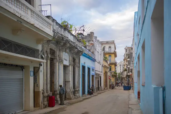 Küba 'nın başkenti Havana' da Teniente Rey (Brasil Caddesi) ile Muralla Caddesi arasındaki Calle Aguacate Caddesi 'ndeki tarihi binalar. Eski Havana bir Dünya Mirası Alanı. 