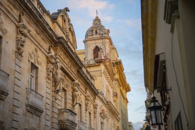 Küba Calle Cuba Caddesi 'ndeki San Francisco el Nuevo Kilisesi Eski Havana' daki Calle Amargura Caddesi 'nde (La Habana Vieja). Eski Havana bir Dünya Mirası Alanı. 